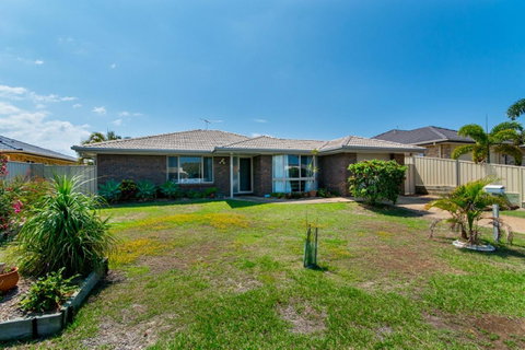 Lowset Home On The Canal - Dolphin Dr, Bongaree - Brisbane Tourism 6