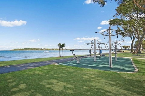 Lowset Home On The Canal - Dolphin Dr, Bongaree - Brisbane Tourism 16