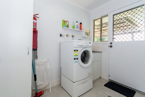 Lowset Home On The Canal - Dolphin Dr, Bongaree - Brisbane Tourism 7