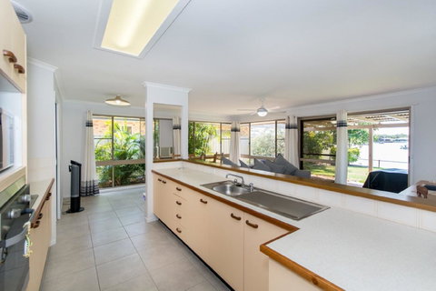 Lowset Home On The Canal - Dolphin Dr, Bongaree - Brisbane Tourism 8