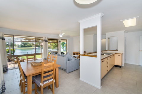 Lowset Home On The Canal - Dolphin Dr, Bongaree - Brisbane Tourism 4