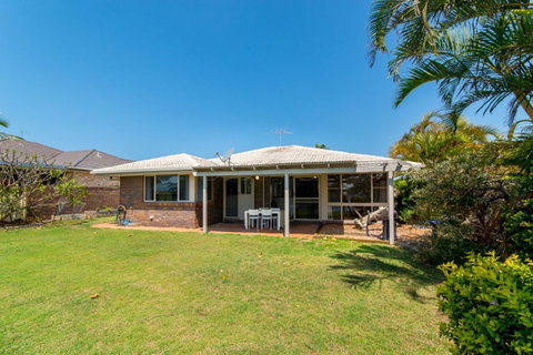 Lowset Home On The Canal - Dolphin Dr, Bongaree - Brisbane Tourism 3