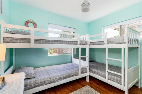 Charm And Comfort In This Ground Floor Unit With Water Views! Welsby Pde, Bongaree - Tourism Brisbane 13