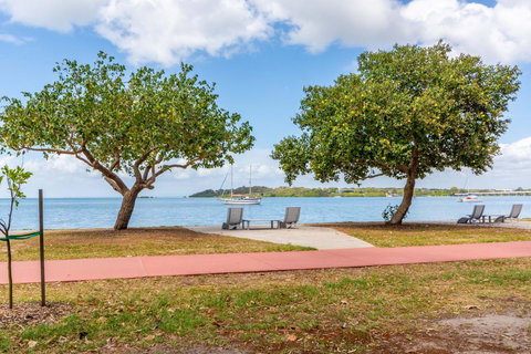 Charm And Comfort In This Ground Floor Unit With Water Views! Welsby Pde, Bongaree - Tourism Brisbane 15