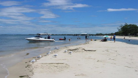 Charm And Comfort In This Ground Floor Unit With Water Views! Welsby Pde, Bongaree - Tourism Brisbane 4