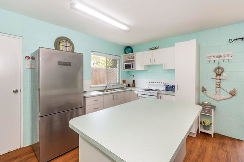 Charm And Comfort In This Ground Floor Unit With Water Views! Welsby Pde, Bongaree - Tourism Brisbane 10