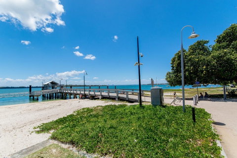 Private Canal Duplex With Pontoon - Oleander Drive, Bongaree - Brisbane Tourism 14