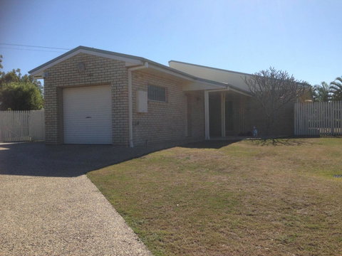 Private Canal Duplex With Pontoon - Oleander Drive, Bongaree - Brisbane Tourism 7