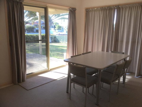 Private Canal Duplex With Pontoon - Oleander Drive, Bongaree - Brisbane Tourism 9