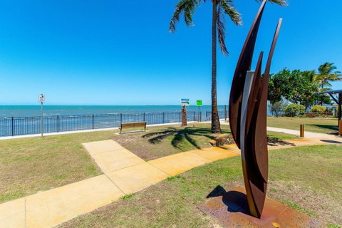 Private Canal Duplex With Pontoon - Oleander Drive, Bongaree - Brisbane Tourism 12
