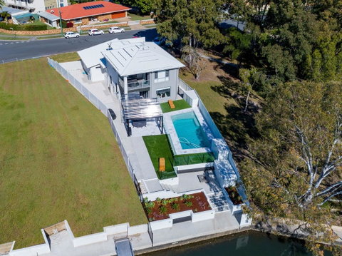 Stunning Canal Home Oh So Close To The Waterfront - Brisbane Tourism 0