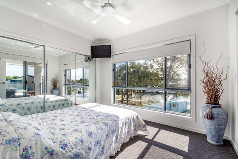 Stunning Canal Home Oh So Close To The Waterfront - Brisbane Tourism 6