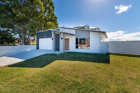 Stunning Canal Home Oh So Close To The Waterfront - Brisbane Tourism 4