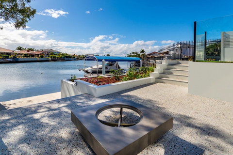 Stunning Canal Home Oh So Close To The Waterfront - Brisbane Tourism 18