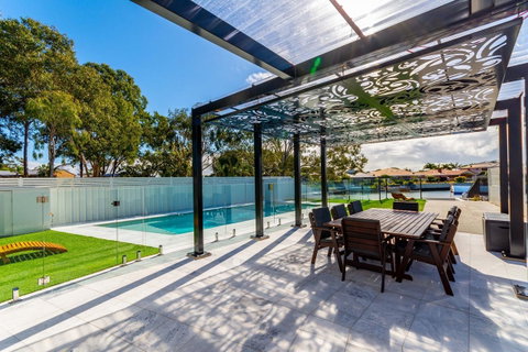 Stunning Canal Home Oh So Close To The Waterfront - Brisbane Tourism 3