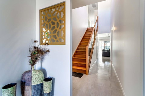 Stunning Canal Home Oh So Close To The Waterfront - Brisbane Tourism 11