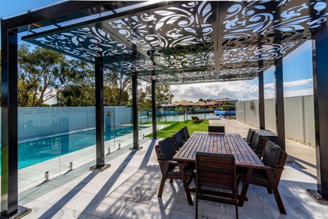 Stunning Canal Home Oh So Close To The Waterfront - Brisbane Tourism 9