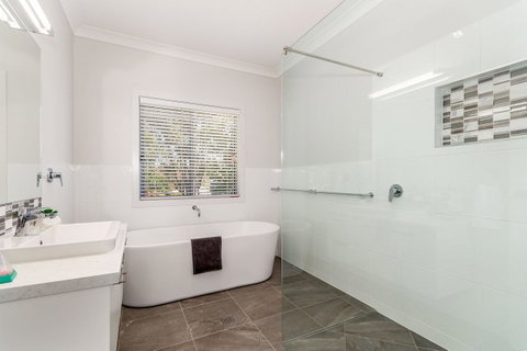 Stunning Canal Home Oh So Close To The Waterfront - Brisbane Tourism 1