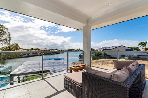 Stunning Canal Home Oh So Close To The Waterfront - Brisbane Tourism 12