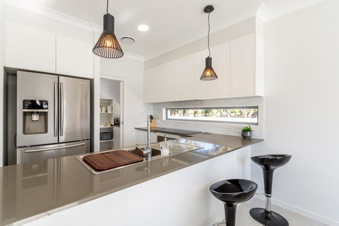 Stunning Canal Home Oh So Close To The Waterfront - Brisbane Tourism 5