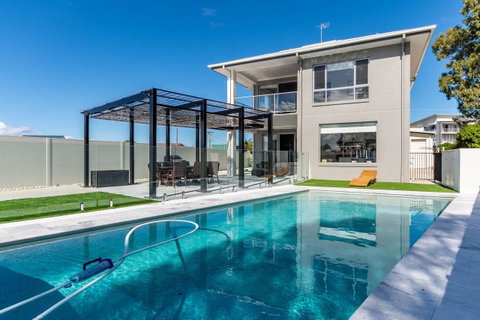 Stunning Canal Home Oh So Close To The Waterfront - Brisbane Tourism 8