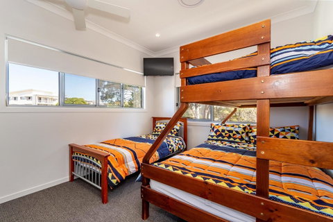 Stunning Canal Home Oh So Close To The Waterfront - Brisbane Tourism 14