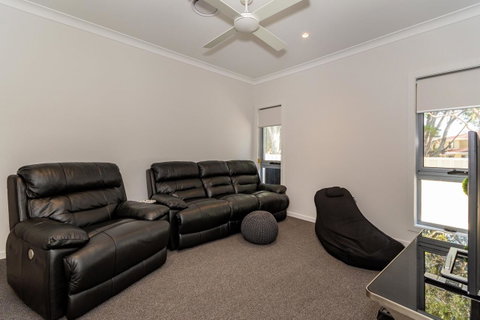 Stunning Canal Home Oh So Close To The Waterfront - Brisbane Tourism 10