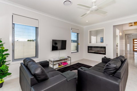 Stunning Canal Home Oh So Close To The Waterfront - Brisbane Tourism 19