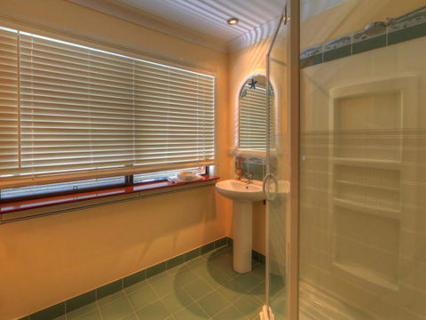 Belle Vue Beach House By Discover Stradbroke - Tourism Brisbane 5