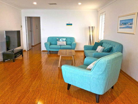 'Mooring Two Upstairs', 23 Shoal Bay Rd - Stunning Views, WIFI, Air Conditioning And Boat Parking - Tourism Brisbane 3