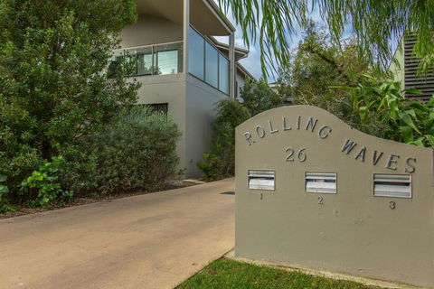 'Rolling Waves 2' On Ocean Drive - Tourism Brisbane 0