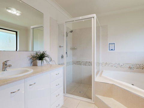 'Sandy Point Haven', 21a Sandy Point Rd - Stylish Haven With WIFI, Air Conditioning & Water Views - Tourism Brisbane 1