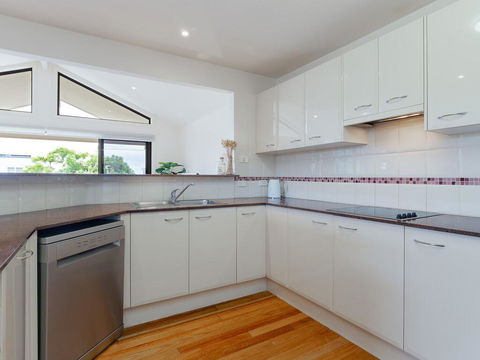 'Sandy Point Haven', 21a Sandy Point Rd - Stylish Haven With WIFI, Air Conditioning & Water Views - Tourism Brisbane 2