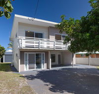 'SeaHaven' 2 Richardson Ave - Large home with Aircon Smart TV WIFI Netflix  Boat Parking - Tourism Brisbane