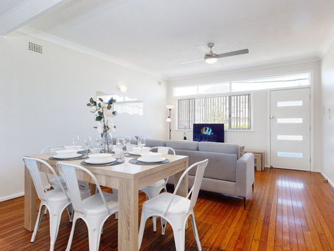 'Shoalz', 28 Rigney Street - Renovated Pet Friendly Cottage & Boat Parking - Tourism Brisbane 2