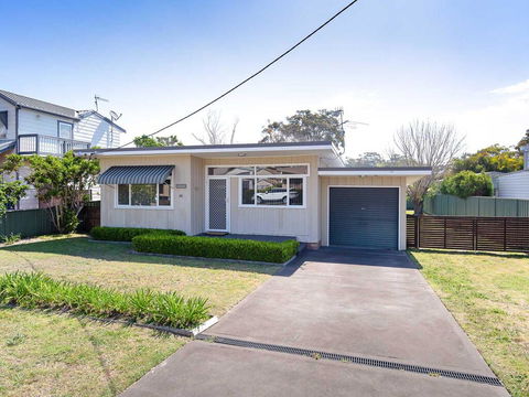'Shoalz', 28 Rigney Street - Renovated Pet Friendly Cottage & Boat Parking - Tourism Brisbane 0