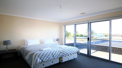 'The Anchorage By The Lake' - Brisbane Tourism 3