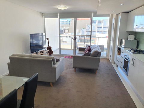(just Listed) Bolton St 1br 350m Walk To Newcastle Beach +++ Wifi End Eand - Tourism Brisbane 3