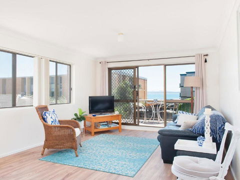 1 'BAHIA', 47 RONALD AVE - GREAT LOCATION WITH FILTERED WATER VIEWS - Tourism Brisbane 2
