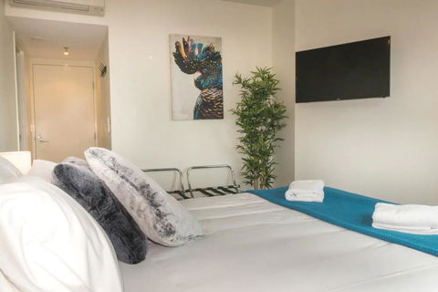 1 Bedroom Studio Apartment Near Eagle Street - Tourism Brisbane 0