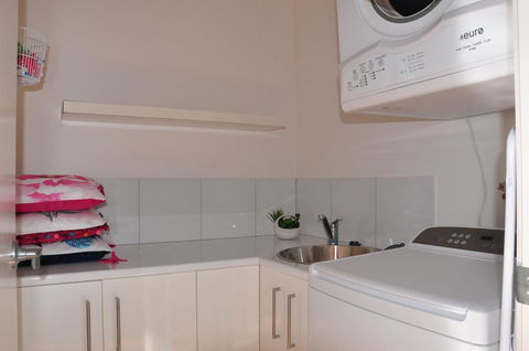 10 Double Island Drive - Modern Family Home, Centrally Located, Swimming Pool & Outdoor Area - Tourism Brisbane 3
