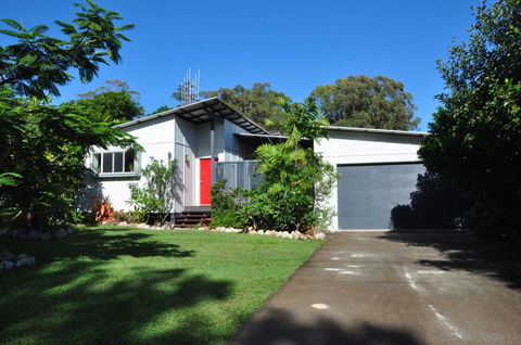 10 Double Island Drive - Modern Family Home, Centrally Located, Swimming Pool & Outdoor Area - Tourism Brisbane 0