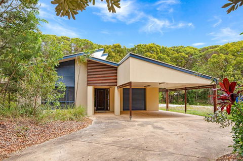 18 Naiad Court - Rainbow Shores, Modern Beach House, Walk To Beach - Tourism Brisbane 0