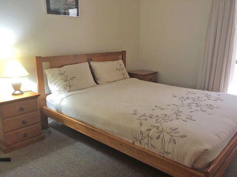2 'Tradewinds', 110 Victoria Parade - Fantastic Unit With Waterviews & Close To The Marina - Brisbane Tourism 2