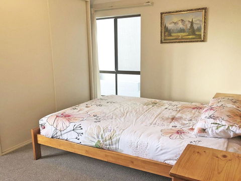 2 'Tradewinds', 110 Victoria Parade - Fantastic Unit With Waterviews & Close To The Marina - Brisbane Tourism 1