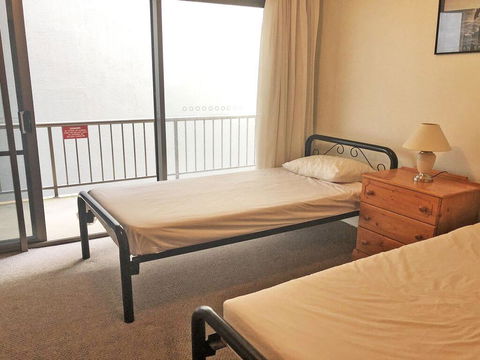 2 'Tradewinds', 110 Victoria Parade - Fantastic Unit With Waterviews & Close To The Marina - Brisbane Tourism 3