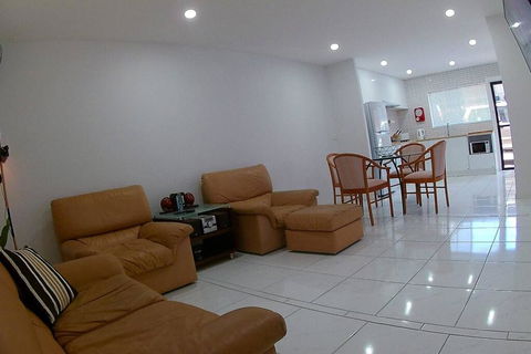2 Bedroom Apartment In Surfers Central - Tourism Brisbane 0