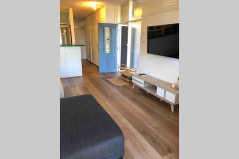2 Bedroom, SHORT Walk To CBD,BEACH And DARBY ST - Tourism Brisbane 3