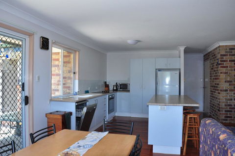 23 Carlo Road - Lowset Family Home Within Walking Distance To The Shopping Centre. Pet Friendly - Tourism Brisbane 1