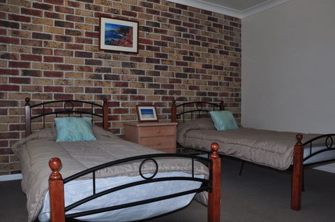 23 Carlo Road - Lowset Family Home Within Walking Distance To The Shopping Centre. Pet Friendly - Tourism Brisbane 2